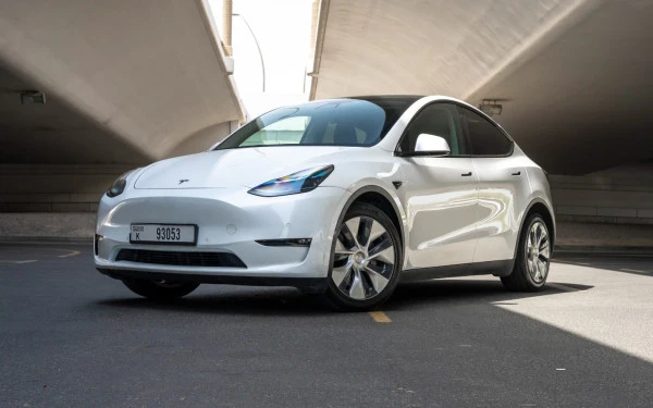  White Tesla Model Y Long Range Photo 1