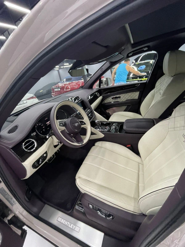 Beige Bentley Bentayga Photo 6
