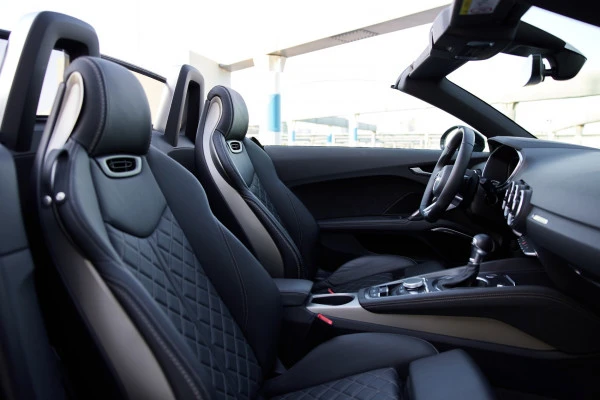 Black Audi TT Photo 5
