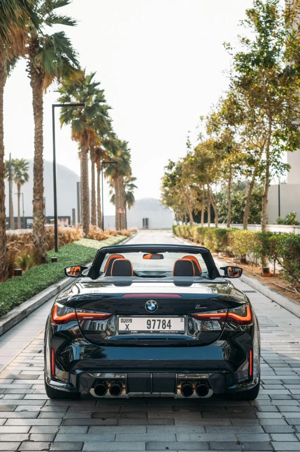 Black BMW 4M Sport Competition cabrio Photo 8