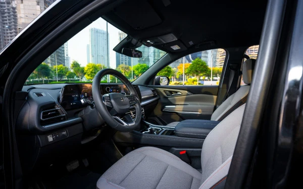 Black Chevrolet Traverse Photo 8