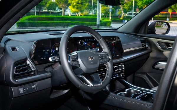Black Chevrolet Traverse Photo 9