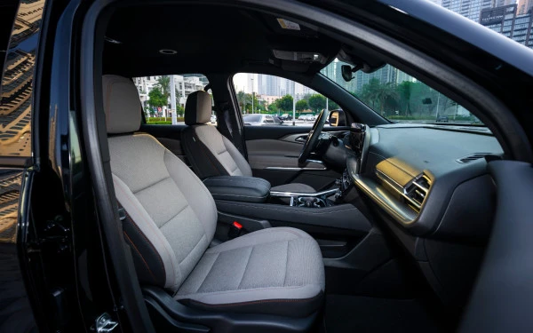 Black Chevrolet Traverse Photo 12