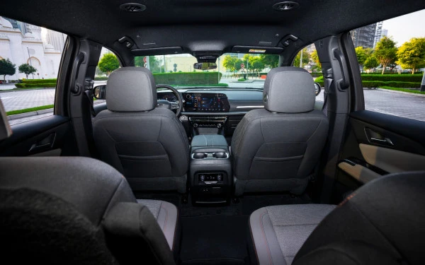 Black Chevrolet Traverse Photo 14