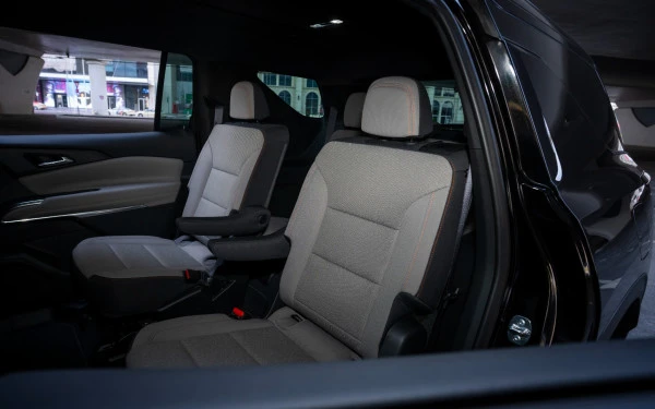 Black Chevrolet Traverse Photo 10