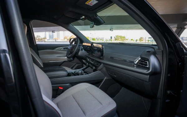 Black Chevrolet Traverse Photo 12