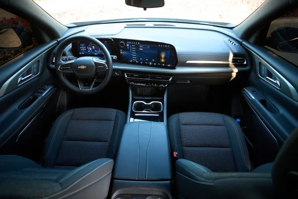 Black Chevrolet Traverse Photo 8