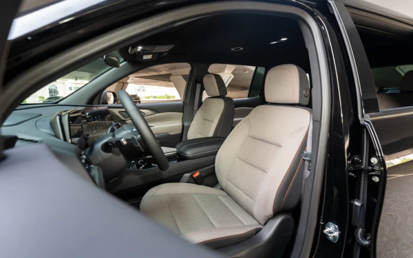 Black Chevrolet Traverse Photo 11