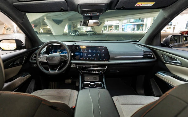 Black Chevrolet Traverse Photo 12
