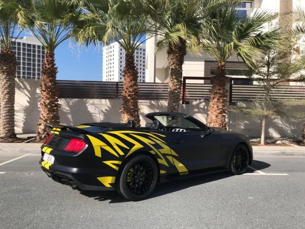 Black Ford Mustang V8 cabrio Photo 3