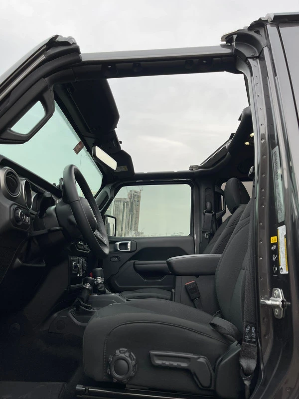 Black Jeep Wrangler Photo 5