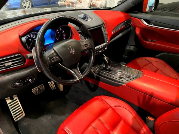 Black Maserati Levante Photo 5