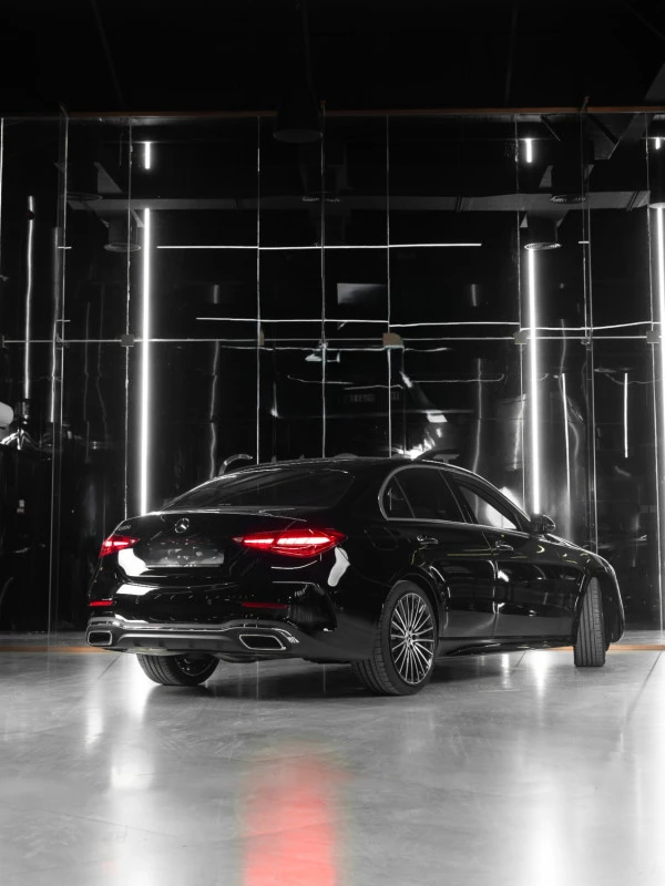 Black Mercedes C200 Photo 8