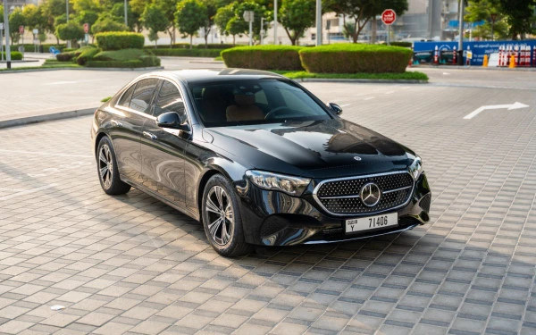 Black Mercedes E200 Photo 5