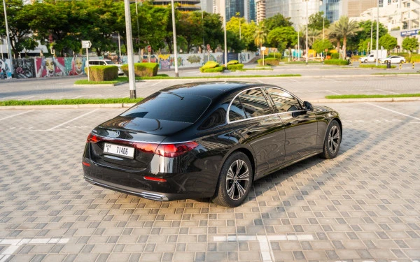 Black Mercedes E200 Photo 6