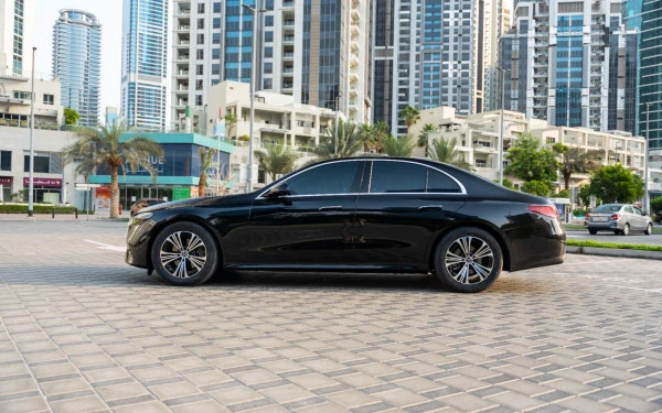 Black Mercedes E200 Photo 7