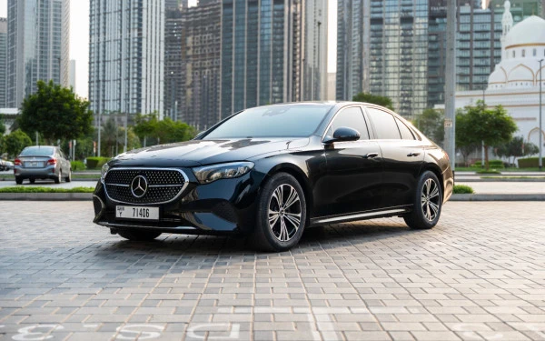 Black Mercedes E200 Photo 8