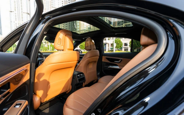 Black Mercedes E200 Photo 10