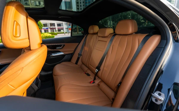 Black Mercedes E200 Photo 11