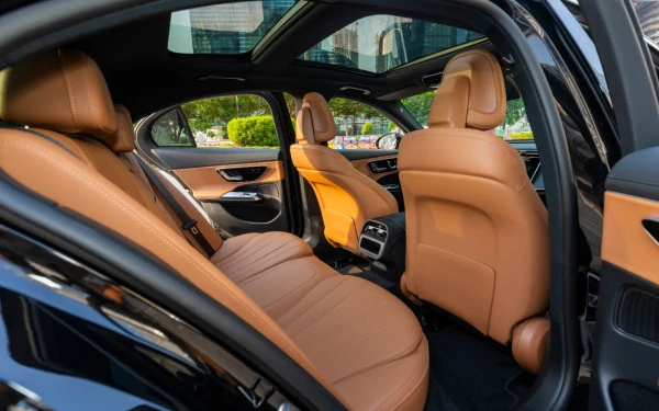 Black Mercedes E200 Photo 12