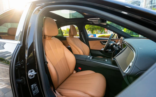 Black Mercedes E200 Photo 13