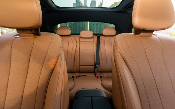 Black Mercedes E200 Photo 14