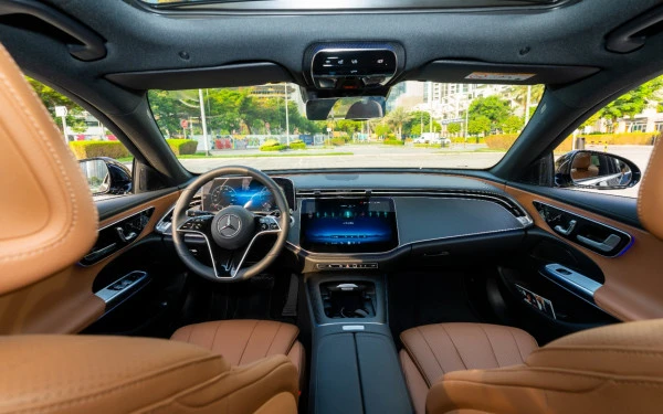 Black Mercedes E200 Photo 15
