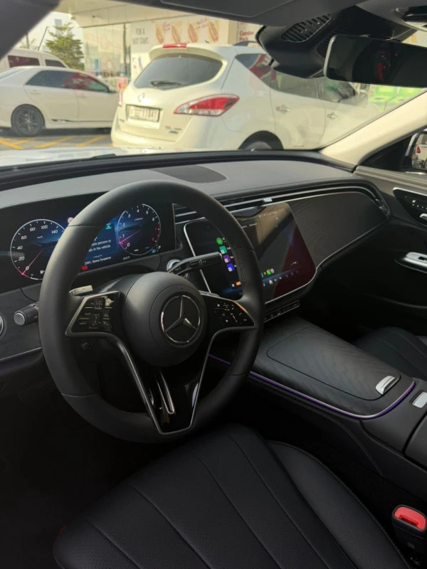 Black Mercedes E200 Photo 5