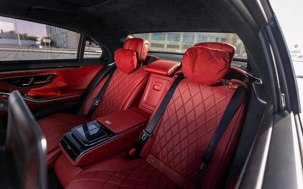 Black Mercedes S500 Photo 7