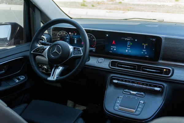 Black Mercedes V300 Avantgarde Extra Long Photo 8