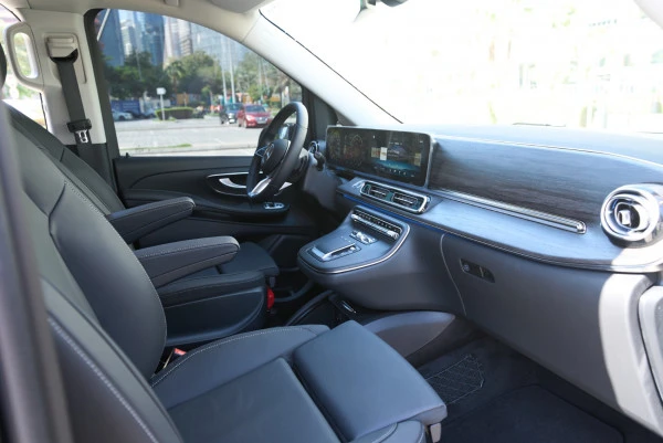 Black Mercedes V300 Avantgarde Extra Long Photo 6