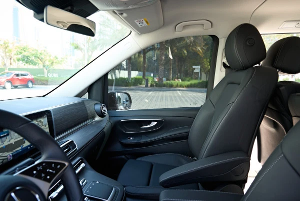 Black Mercedes V300 Avantgarde Extra Long Photo 7