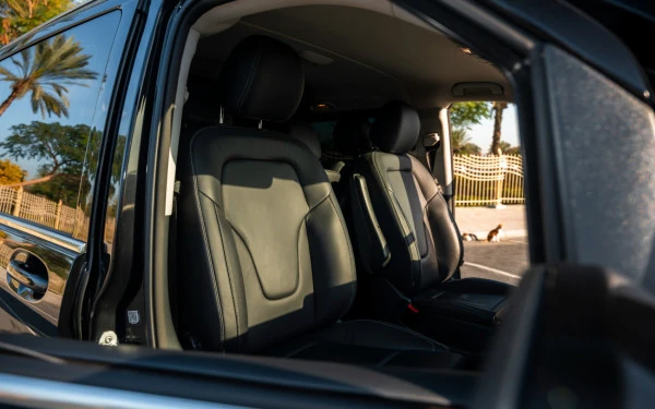 Black Mercedes V300 Avantgarde Extra Long Photo 7