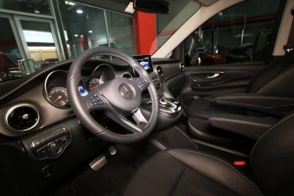 Black Mercedes V250 Photo 5