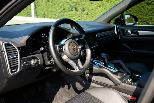 Black Porsche Cayenne coupe Photo 6