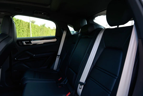 Black Porsche Cayenne coupe Photo 7