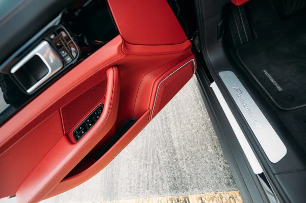 Black Porsche Panamera Photo 12