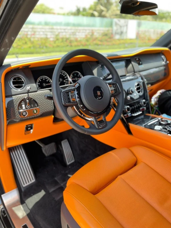 Black Rolls Royce Cullinan Black Badge Photo 8