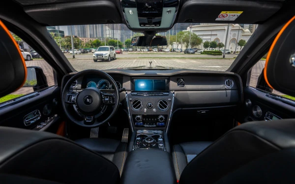 Black Rolls Royce Cullinan Photo 7