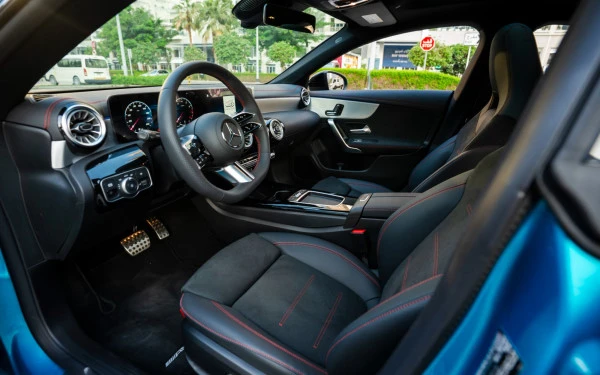 Blue Mercedes CLA200 Photo 20