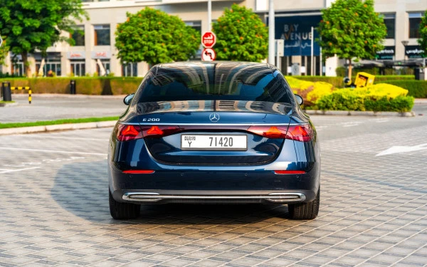 Blue Mercedes E200 Photo 3