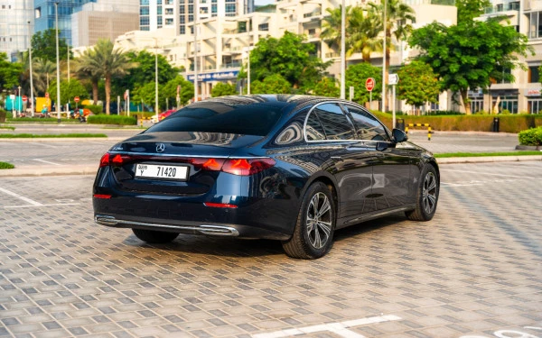 Blue Mercedes E200 Photo 4