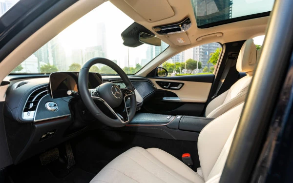 Blue Mercedes E200 Photo 9
