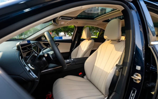 Blue Mercedes E200 Photo 10