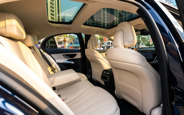 Blue Mercedes E200 Photo 11