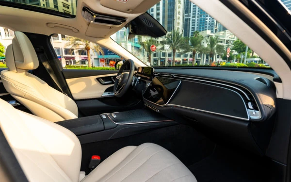 Blue Mercedes E200 Photo 12