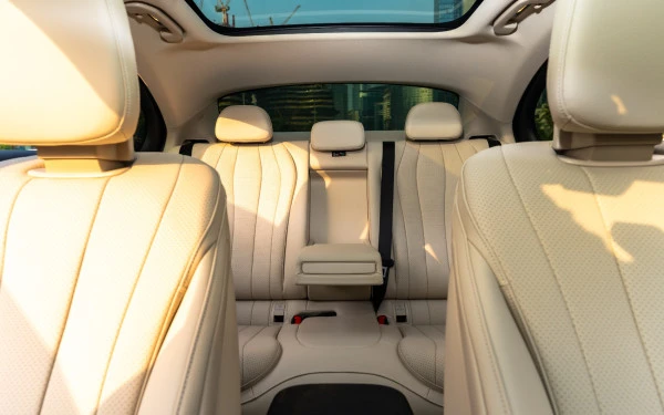Blue Mercedes E200 Photo 14