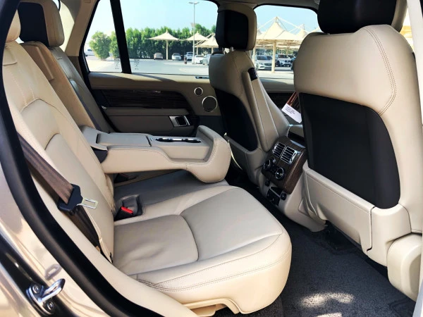 Dark Grey Range Rover Vogue Photo 2