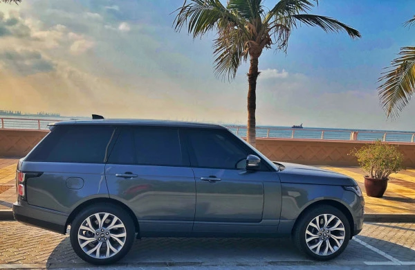 Dark Grey Range Rover Vogue Photo 3