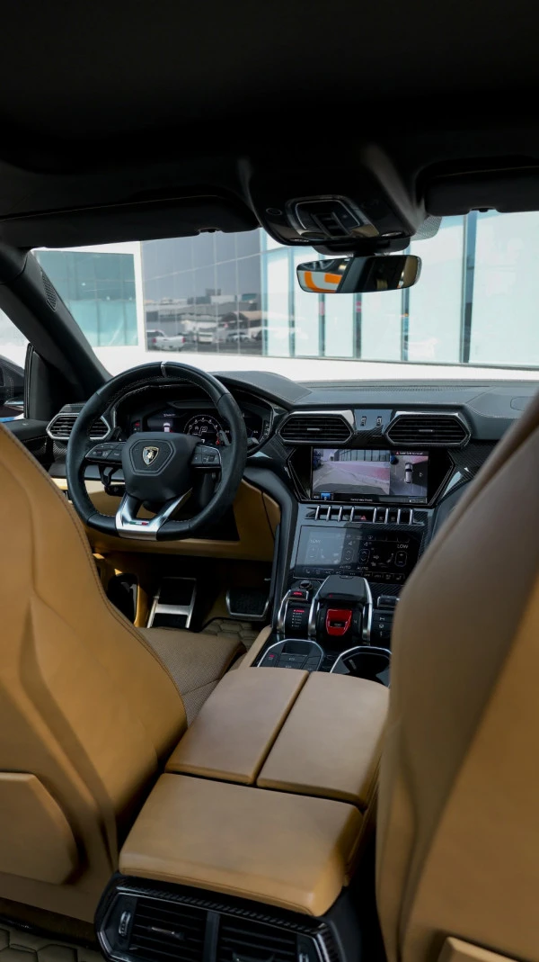 Green Lamborghini Urus Photo 5